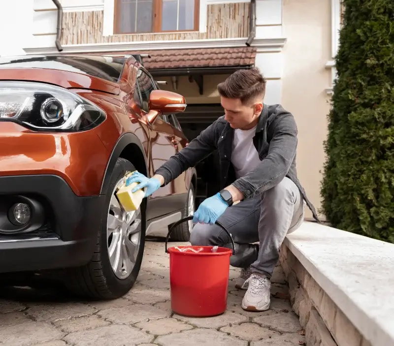 Lavage auto à domicile Val-de-Bonnieure : professionnel intervenant sur un véhicule
